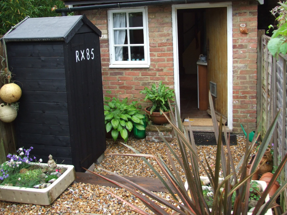 Elsie cottage courtyard towards house